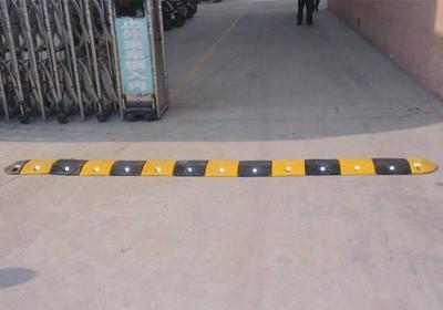 看著難受又傷車(chē),為什么到處都是減速帶?