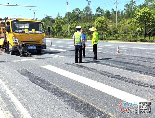 上高交警 優(yōu)化交通設(shè)施 守護(hù)交通安全 圖