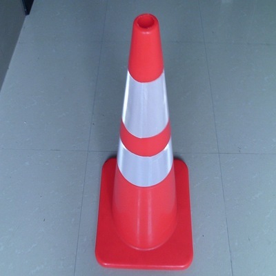 上海施越交通設施 專業(yè)生產75cm雪糕筒及PVC交通路錐，優(yōu)質路障解決方案